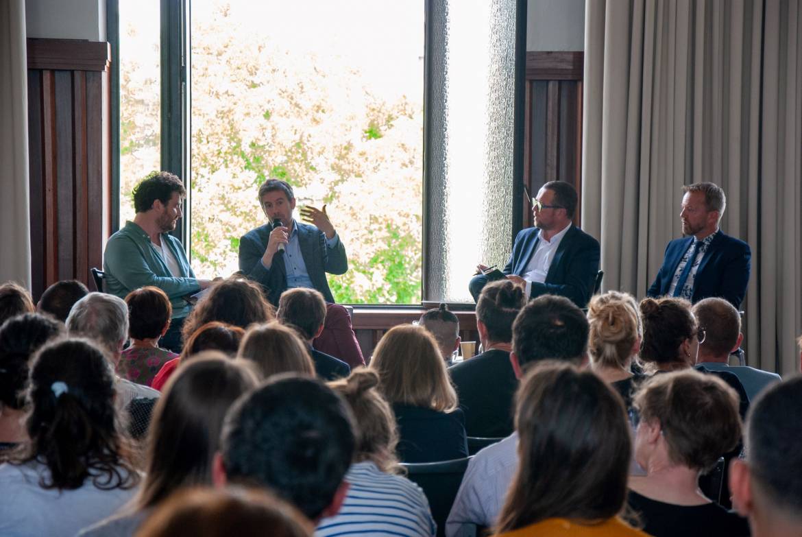 Lors de la table-ronde en présence du maire de Villeurbanne Cédric Van Styvendael.